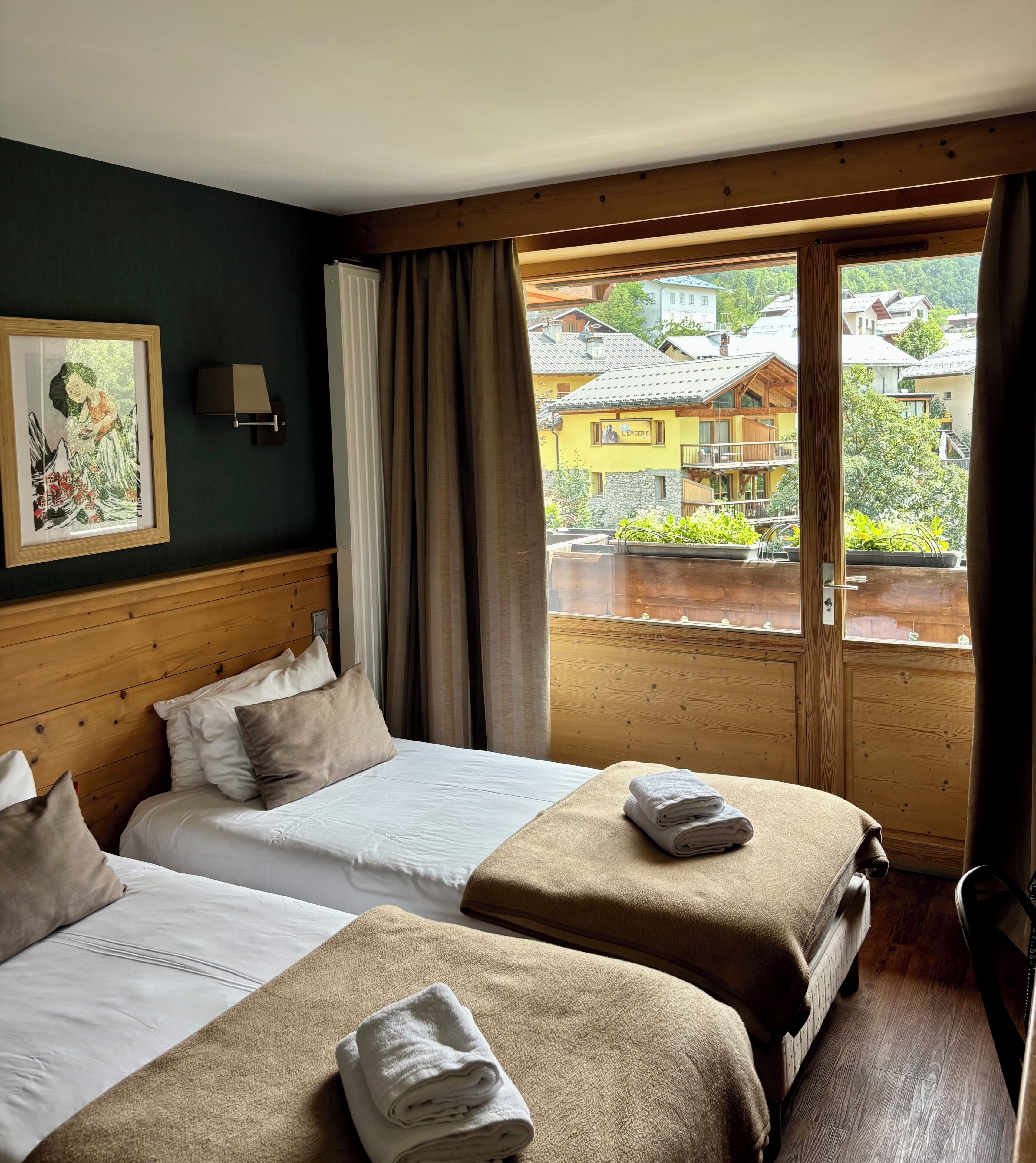 Standard Twin Room | Desk, blackout drapes, free WiFi, bed sheets