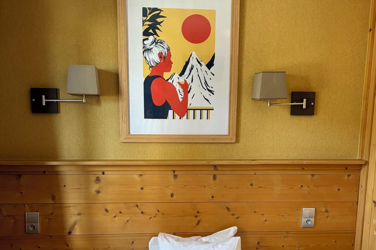 Smart Single | Desk, blackout drapes, WiFi (free), bed sheets