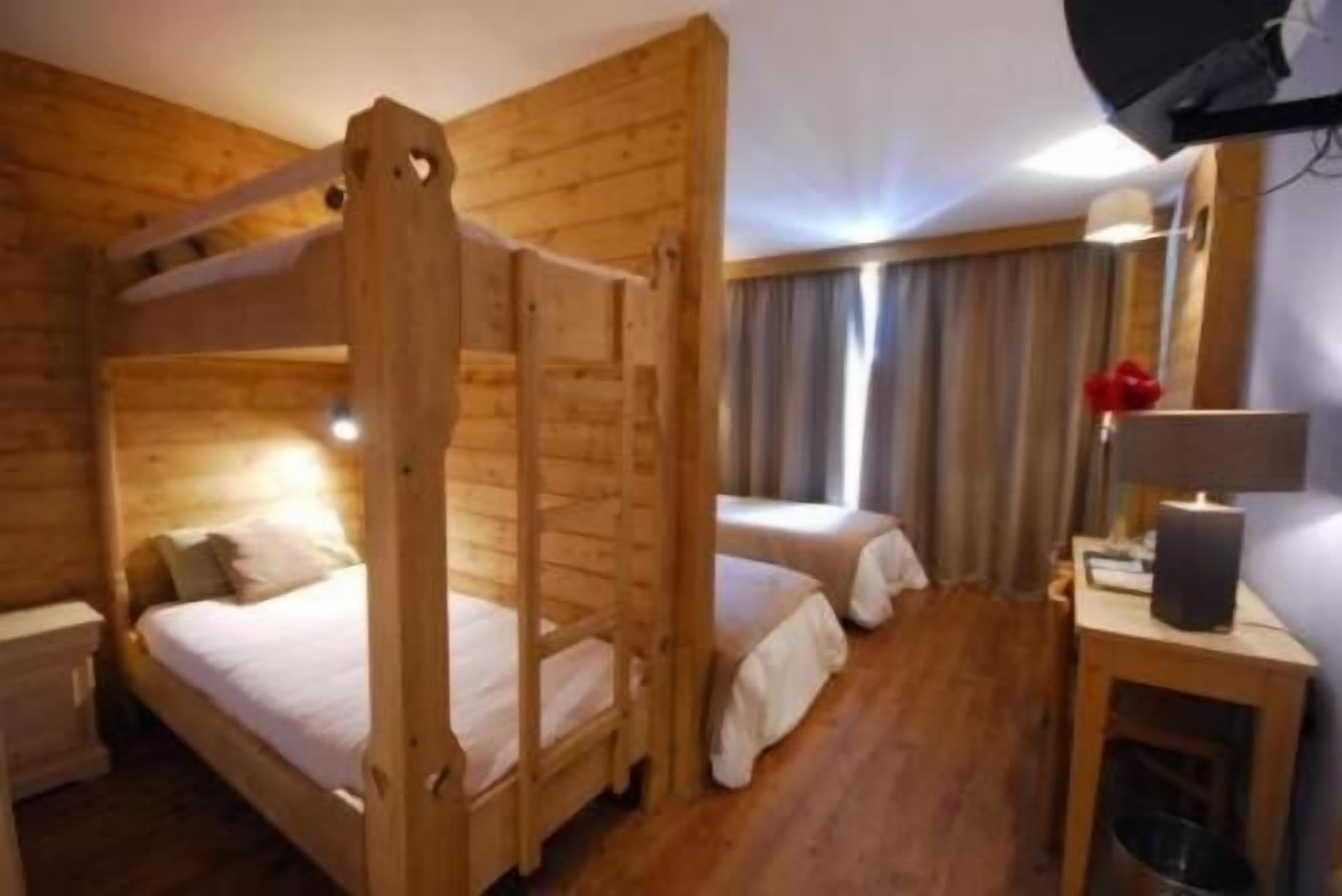 desk, blackout curtains, free wifi, bed sheets