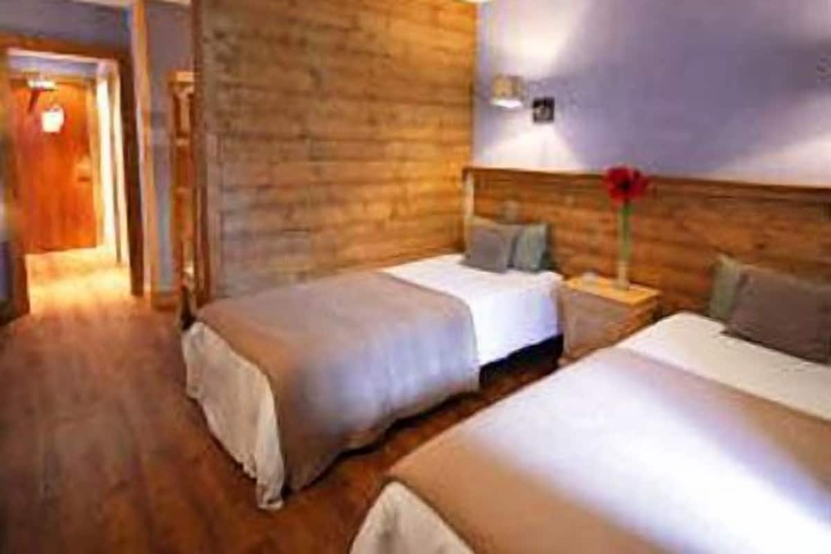 Escritorio, cortinas blackout, wifi gratis y ropa de cama