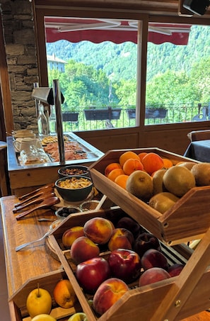 每日供應自助早餐 (費用另計)