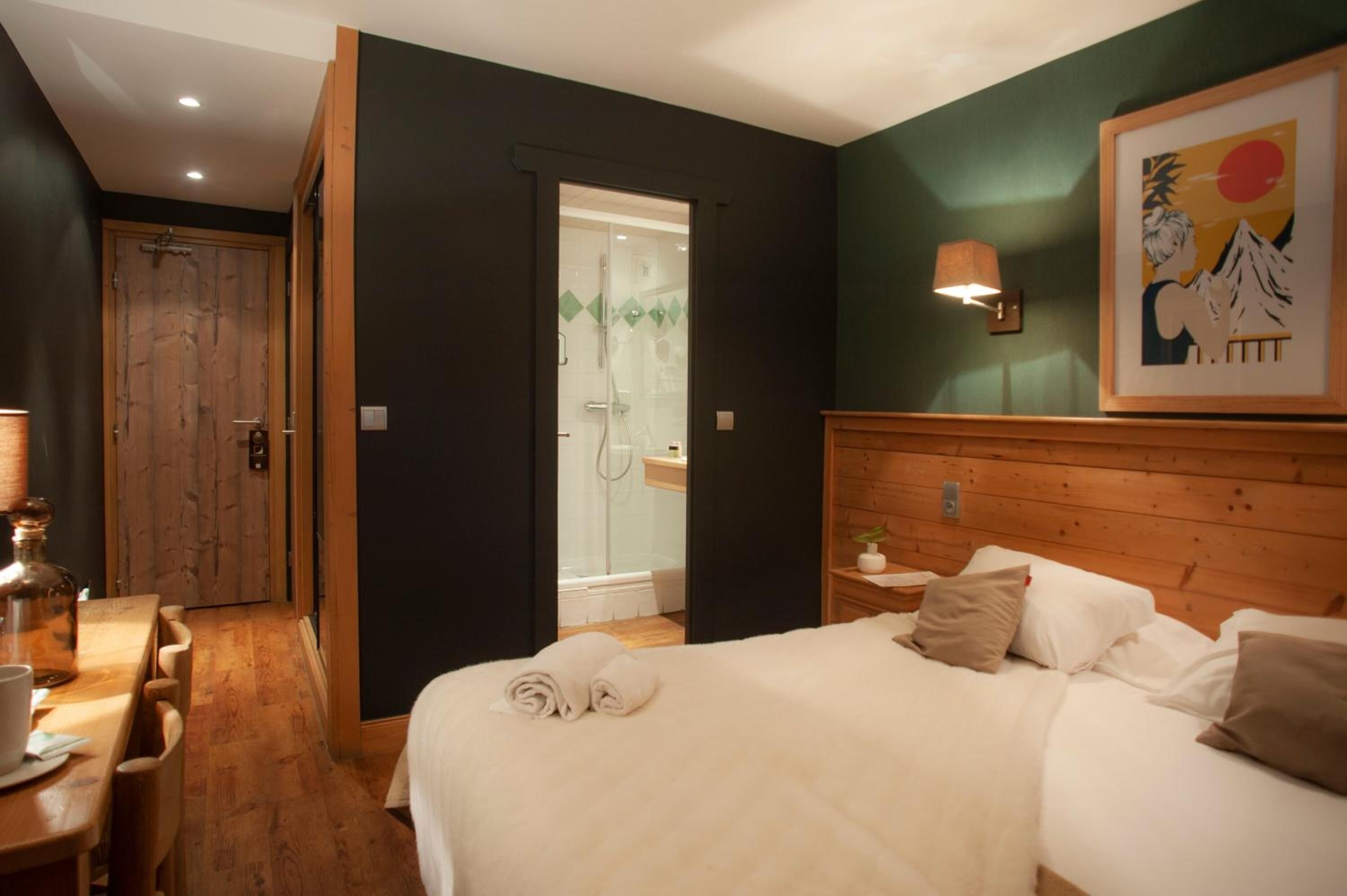 Escritorio, cortinas opacas, wifi gratis y ropa de cama