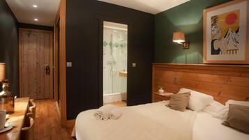 Escritorio, cortinas blackout, wifi gratis y ropa de cama