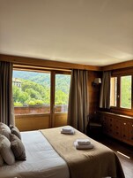 Escritorio, cortinas opacas, wifi gratis y ropa de cama