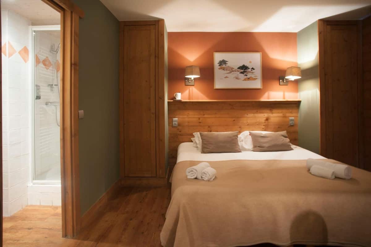 desk, blackout curtains, free wifi, bed sheets