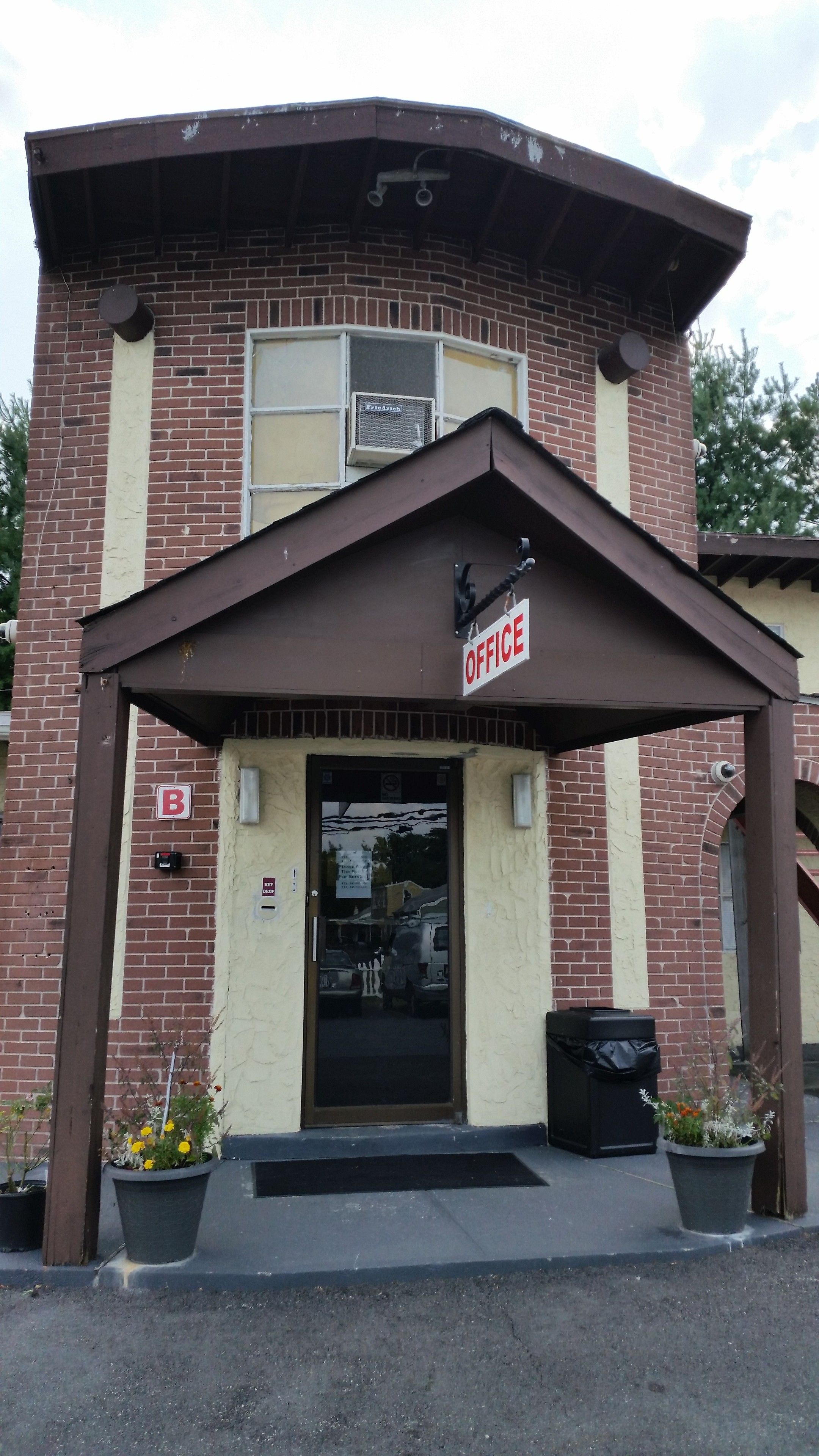 Check-in/check-out kiosk