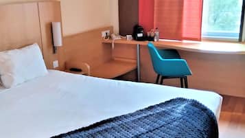 Rideaux occultants, chambres insonorisées, fer et planche à repasser