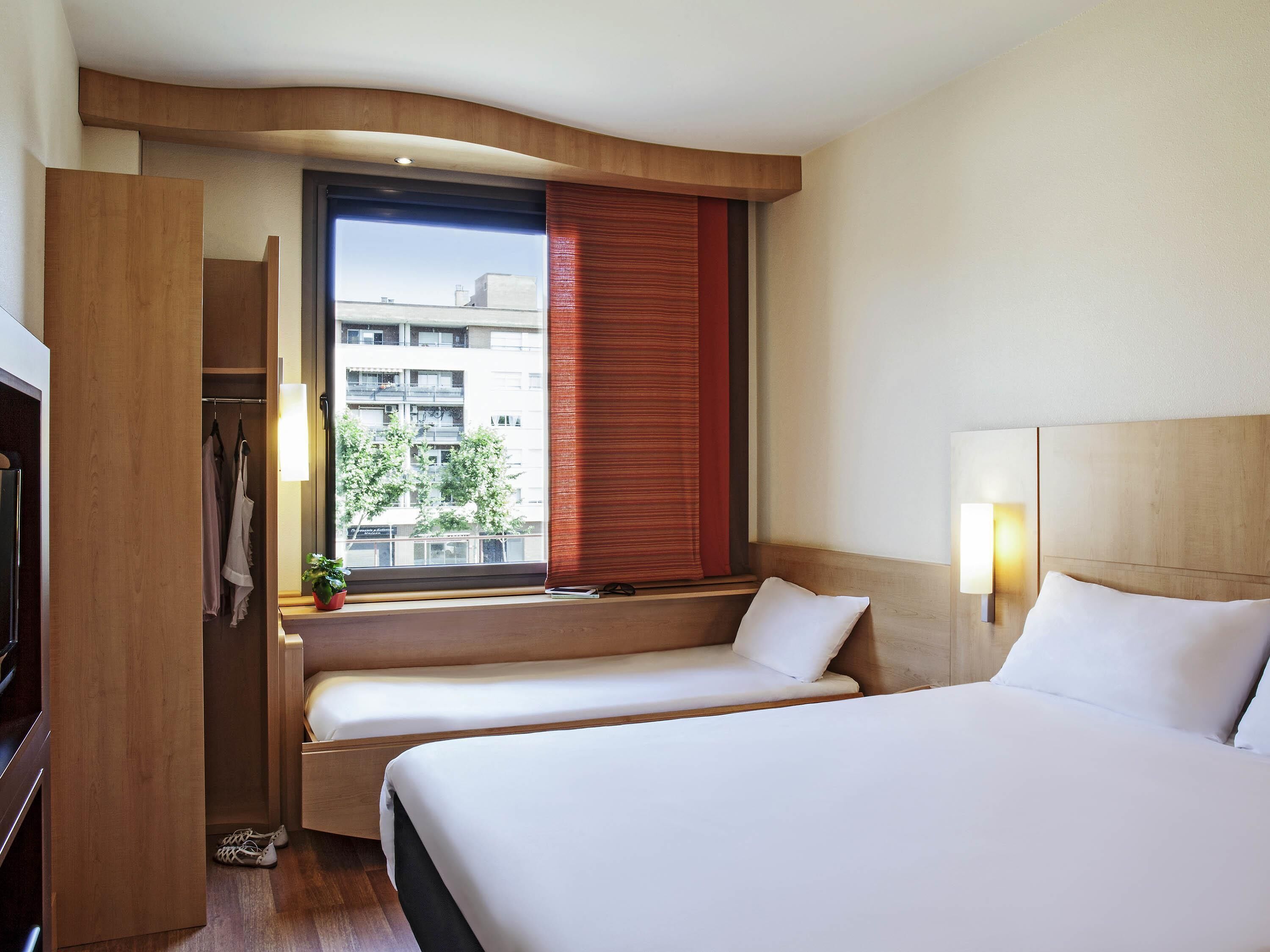 Chambre Familiale (1 Double Bed and Extra Bed) | Rideaux occultants, chambres insonorisées, fer et planche à repasser