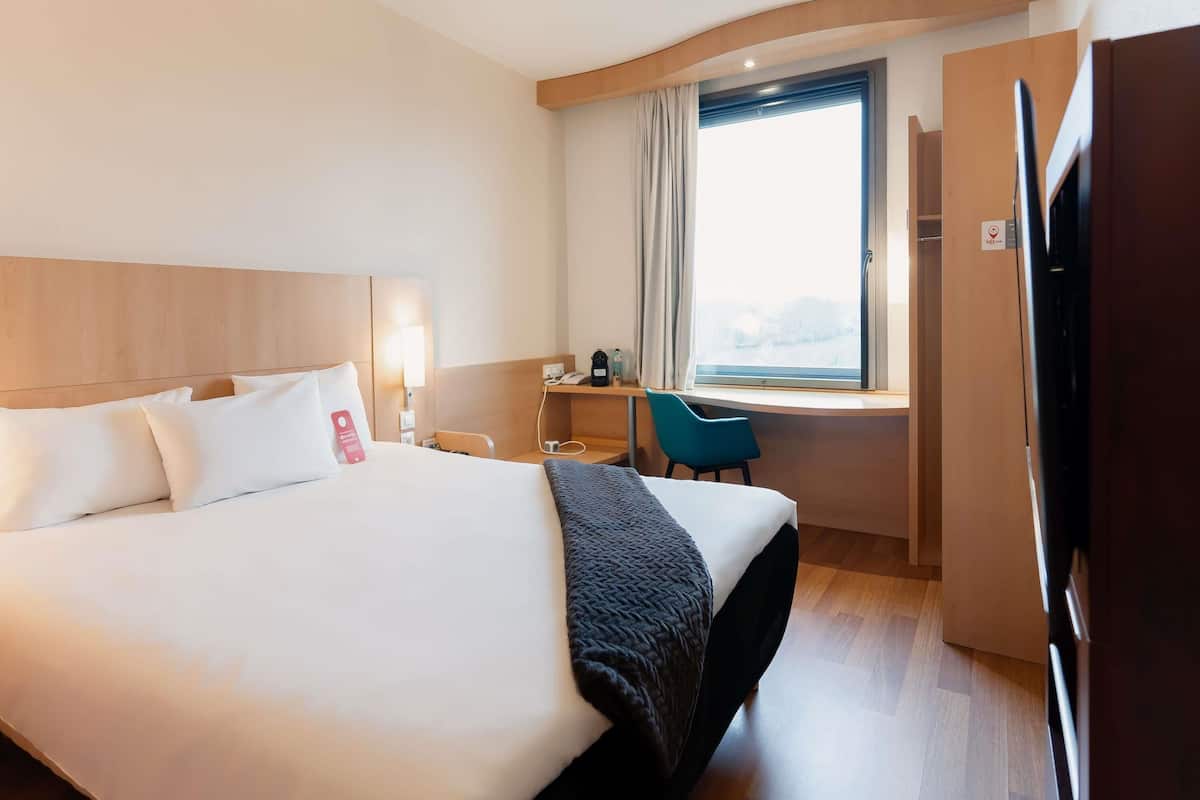 Comfort Double Room | Blackout drapes, soundproofing, iron/ironing board