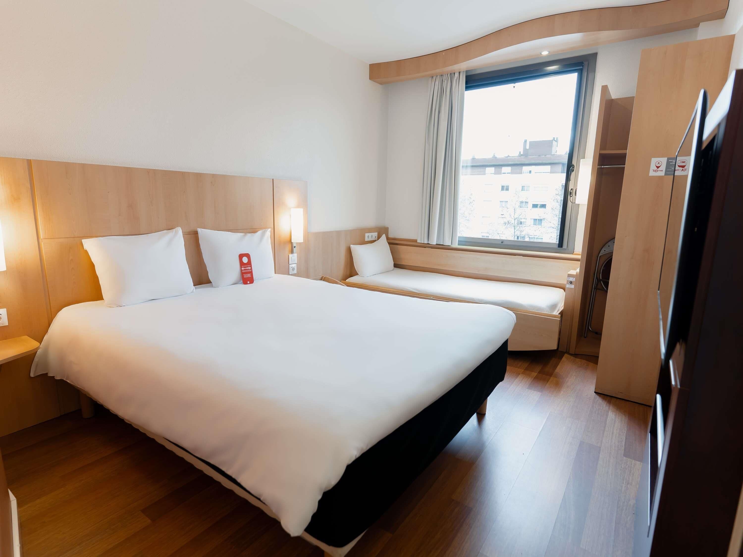 Family Room with 1 Double Bed and Extra Bed | Blackout curtains, soundproofing, iron/ironing board