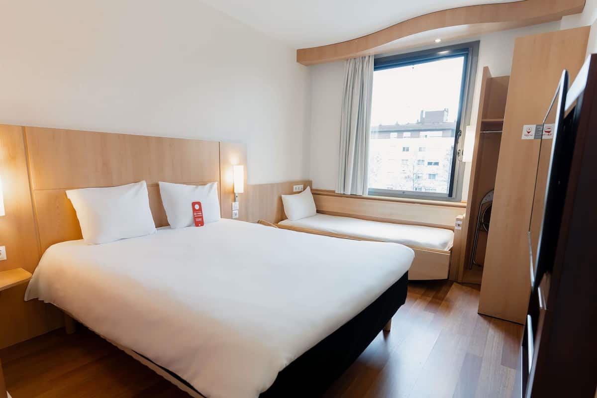 Family Room with 1 Double Bed and Extra Bed | Blackout curtains, soundproofing, iron/ironing board