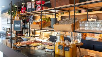 Dagelijks ontbijtbuffet (EUR 10.20 per persoon)