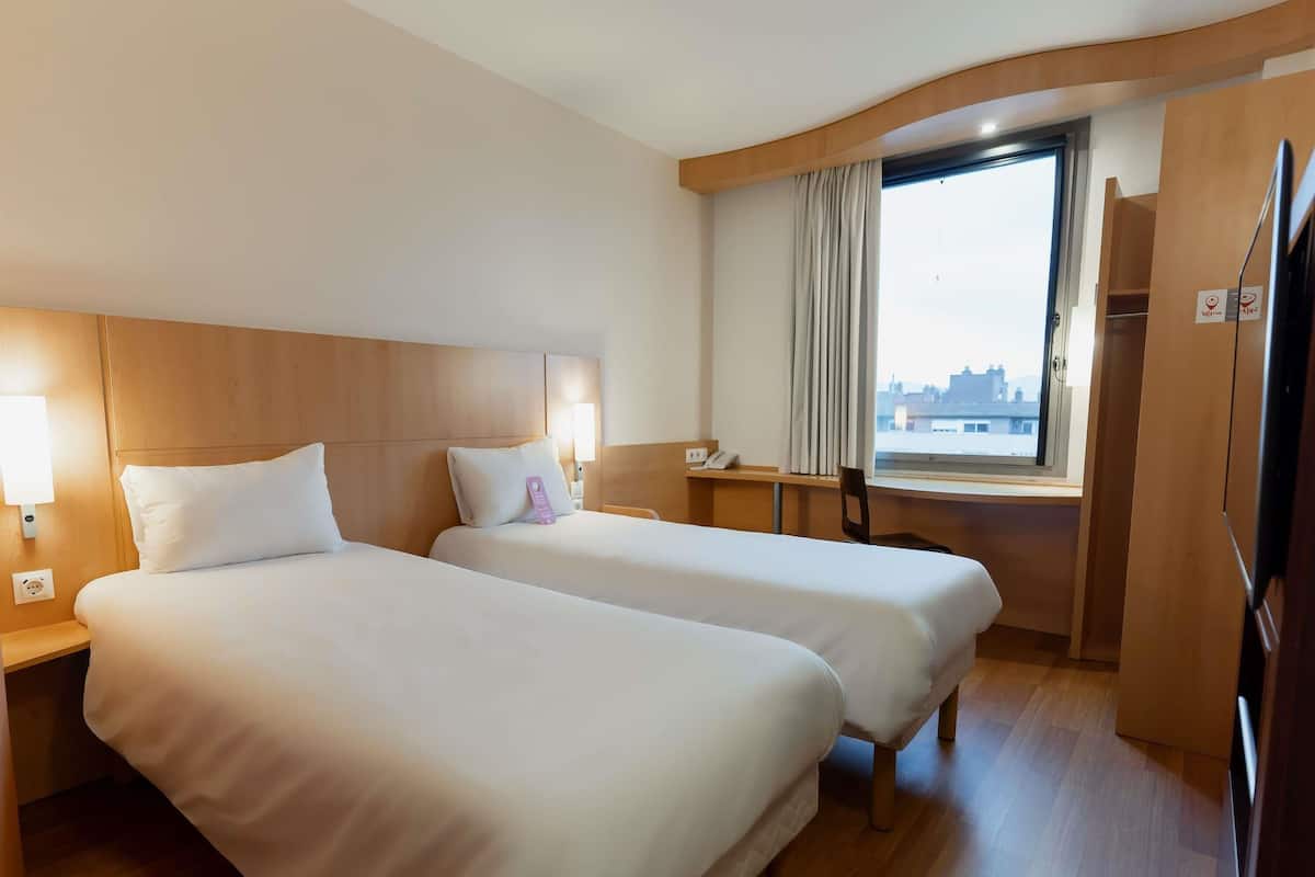 트윈룸, 싱글침대 2개 | 암막 커튼, 방음 설비, 다리미/다리미판, 무료 유아용 침대