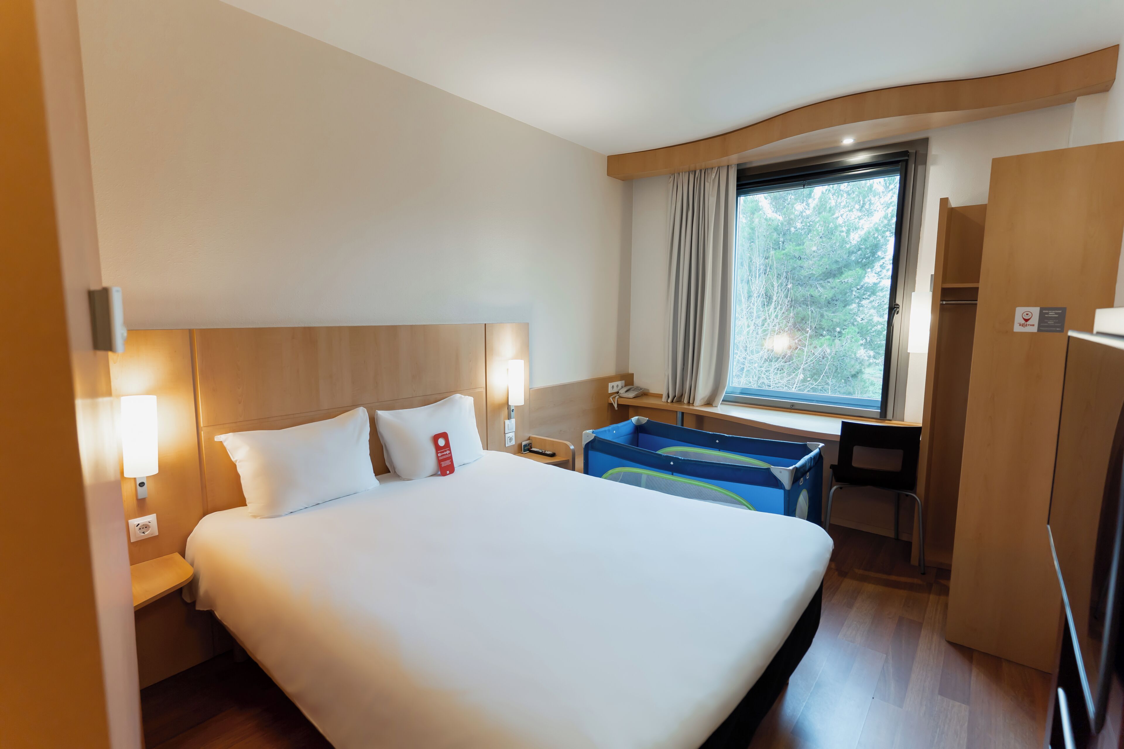 ダブルルーム ダブルベッド 1 台 | 遮光カーテン、防音設備、アイロン / アイロン台、ベビーベッド (無料)