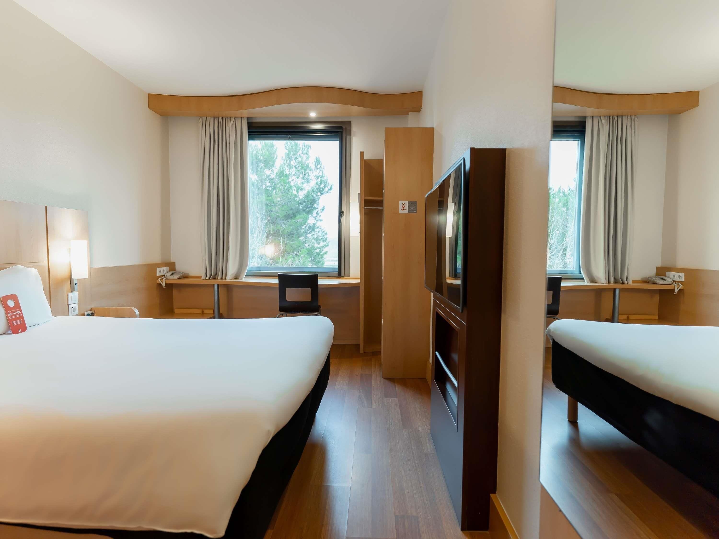 Double Room with 1 Double Bed | Blackout curtains, soundproofing, iron/ironing board