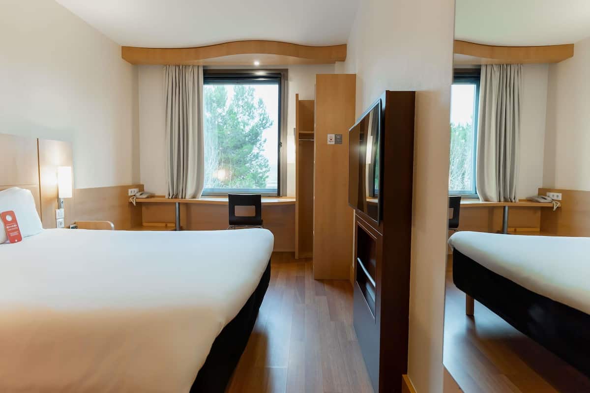 Double Room with 1 Double Bed | Blackout drapes, soundproofing, iron/ironing board