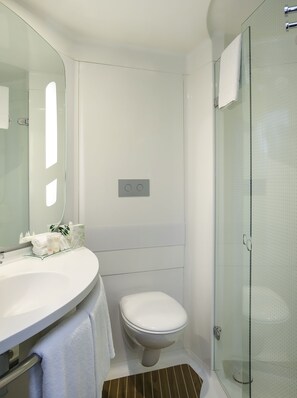 Shower, eco-friendly toiletries, hair dryer, towels - ibis Barcelona Mollet (Mollet del Valles)