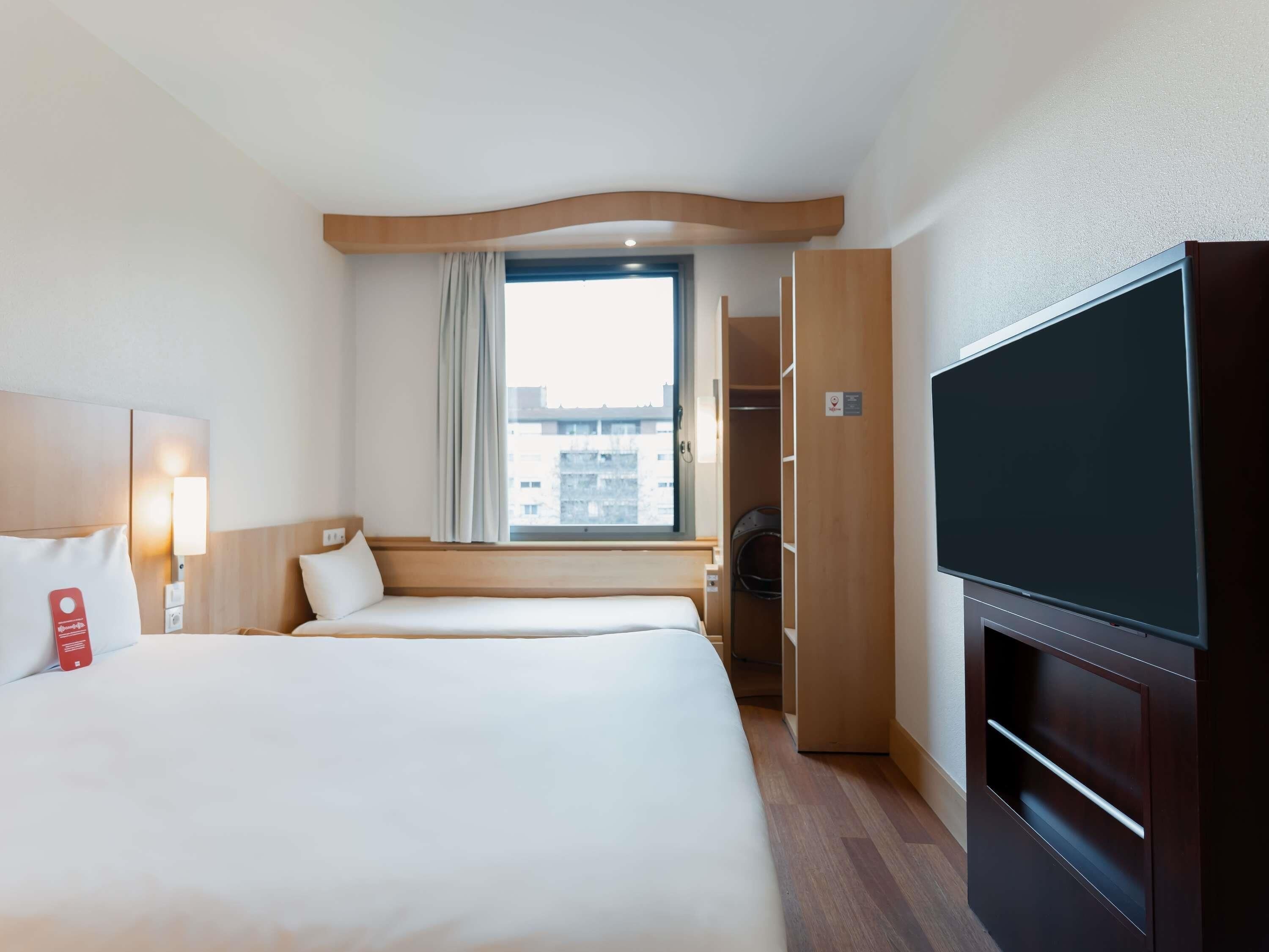 Familierom (1 Double Bed and Extra Bed) | Blendingsgardiner, lydisolert og strykejern/-brett