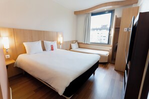 Blackout curtains, soundproofing, iron/ironing board - ibis Barcelona Mollet (Mollet del Valles)