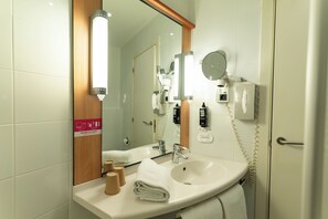 Comfort Double Room | Bathroom | Shower, eco-friendly toiletries, hair dryer, towels - ibis Barcelona Mollet (Mollet del Valles)