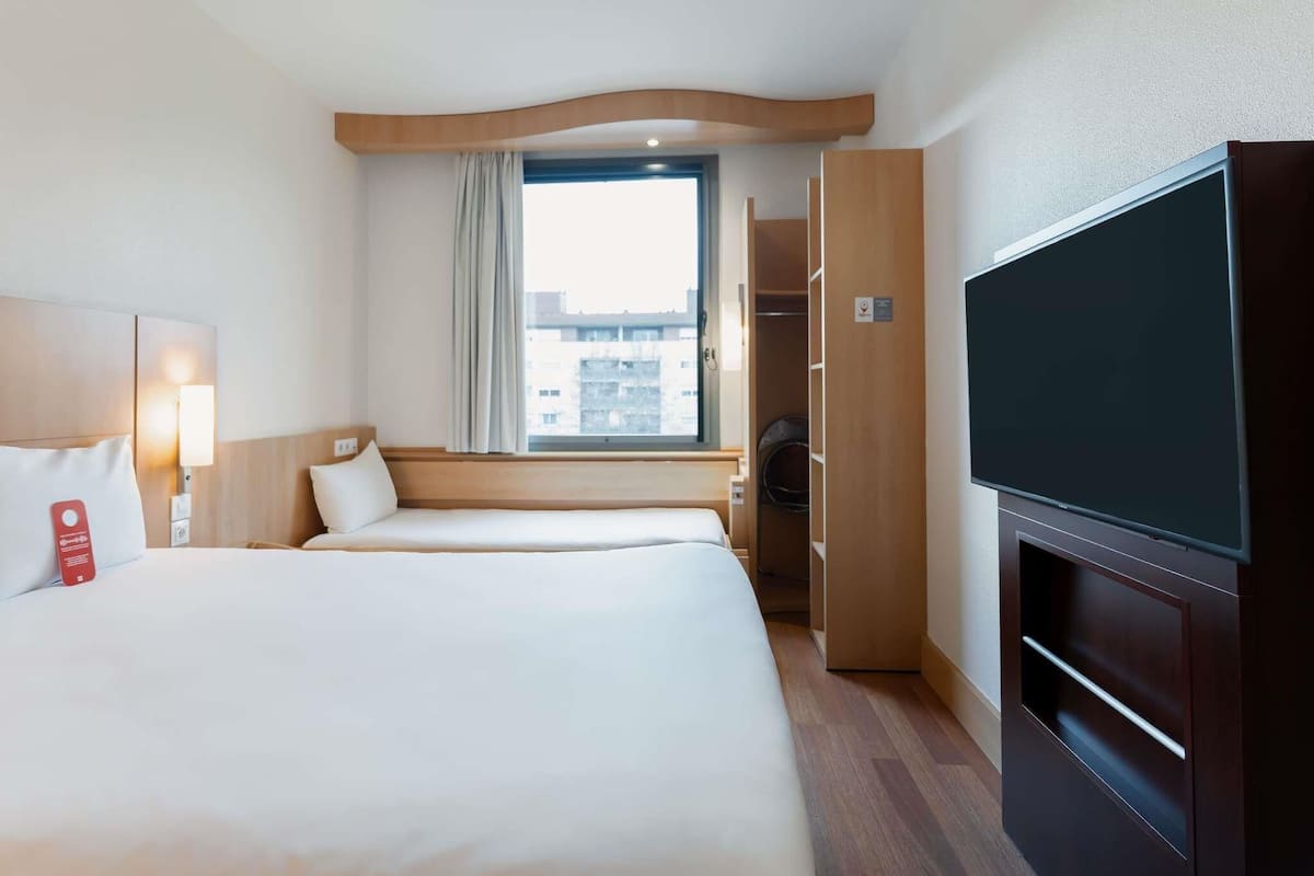 Family Room with 1 Double Bed and Extra Bed | Blackout drapes, soundproofing, iron/ironing board