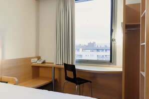 Verdunkelungsvorhänge, schallisolierte Zimmer, Bügeleisen/Bügelbrett