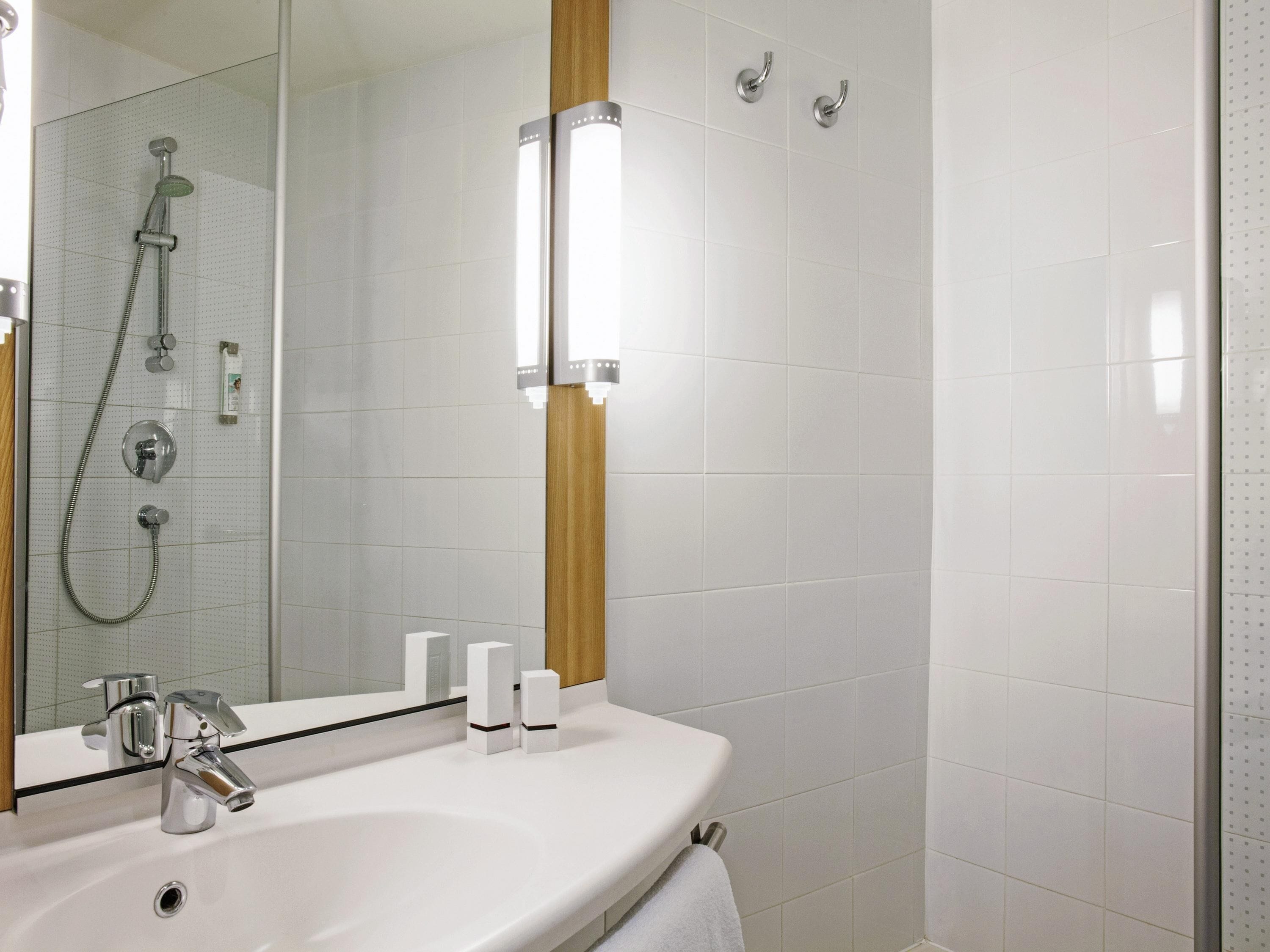 Double Room with 1 Double Bed | Blackout drapes, soundproofing, iron/ironing board