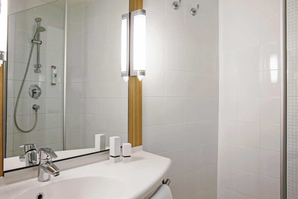 Double Room with 1 Double Bed | Blackout drapes, soundproofing, iron/ironing board