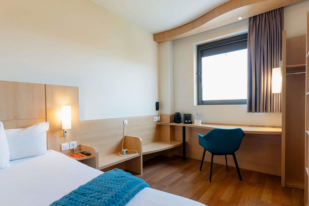 Comfort Double Room | Blackout curtains, soundproofing, iron/ironing board
