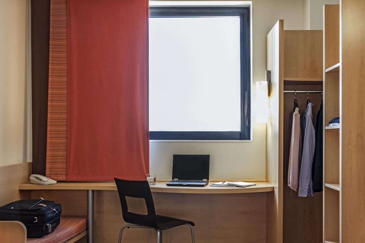 1 dormitorio, cortinas opacas, sistema de insonorización