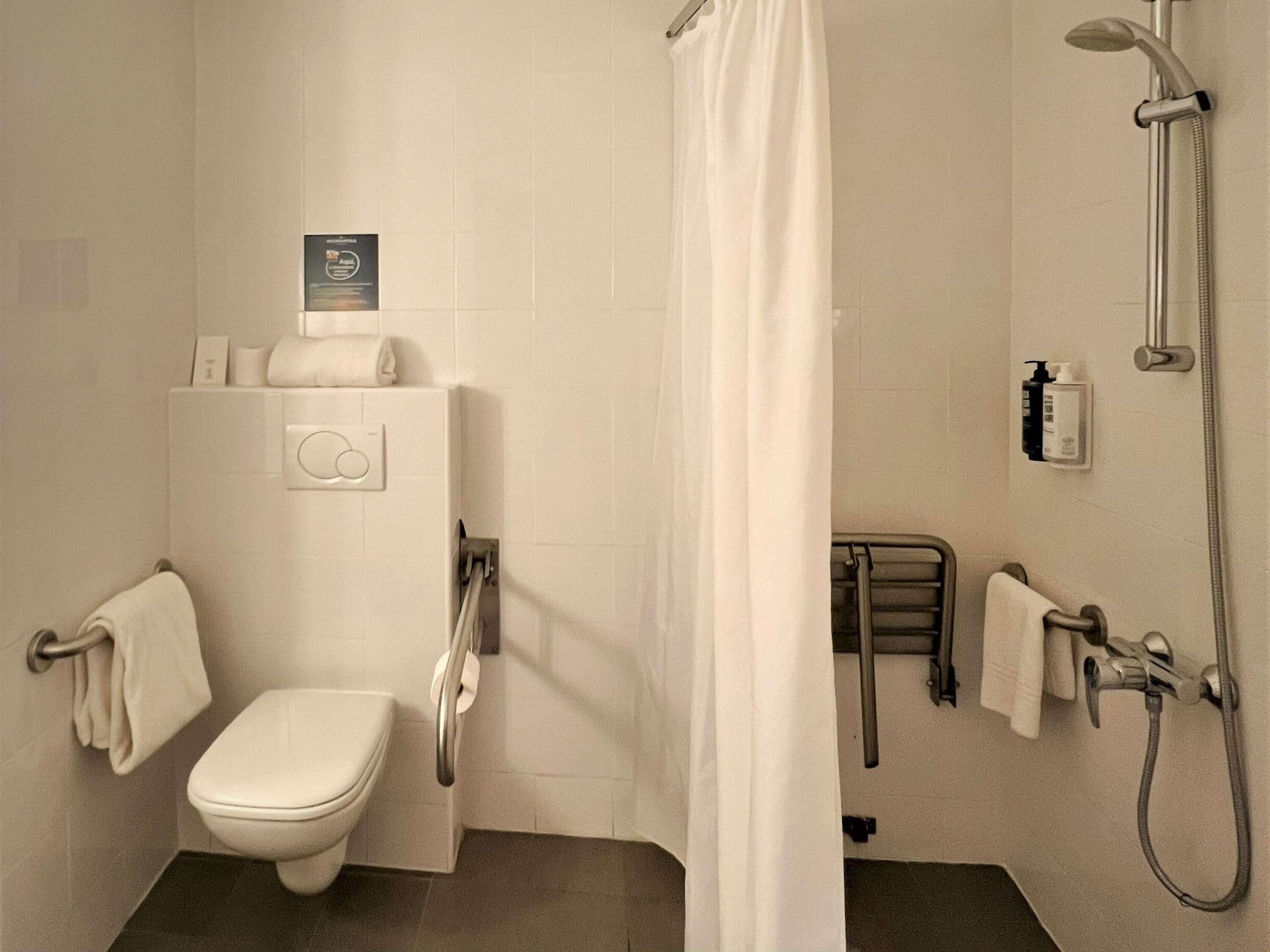 Double Room, 1 Double Bed | Blackout drapes, soundproofing, iron/ironing board