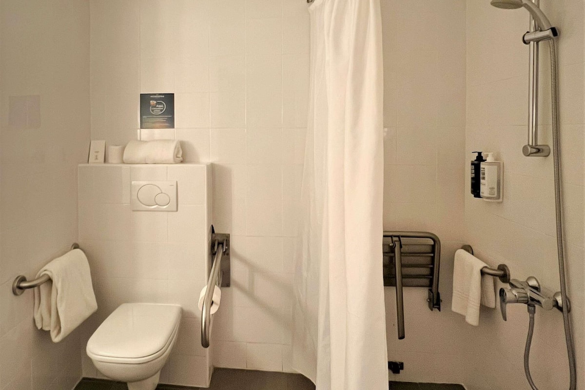 Double Room, 1 Double Bed | 1 bedroom, blackout curtains, soundproofing, iron/ironing board