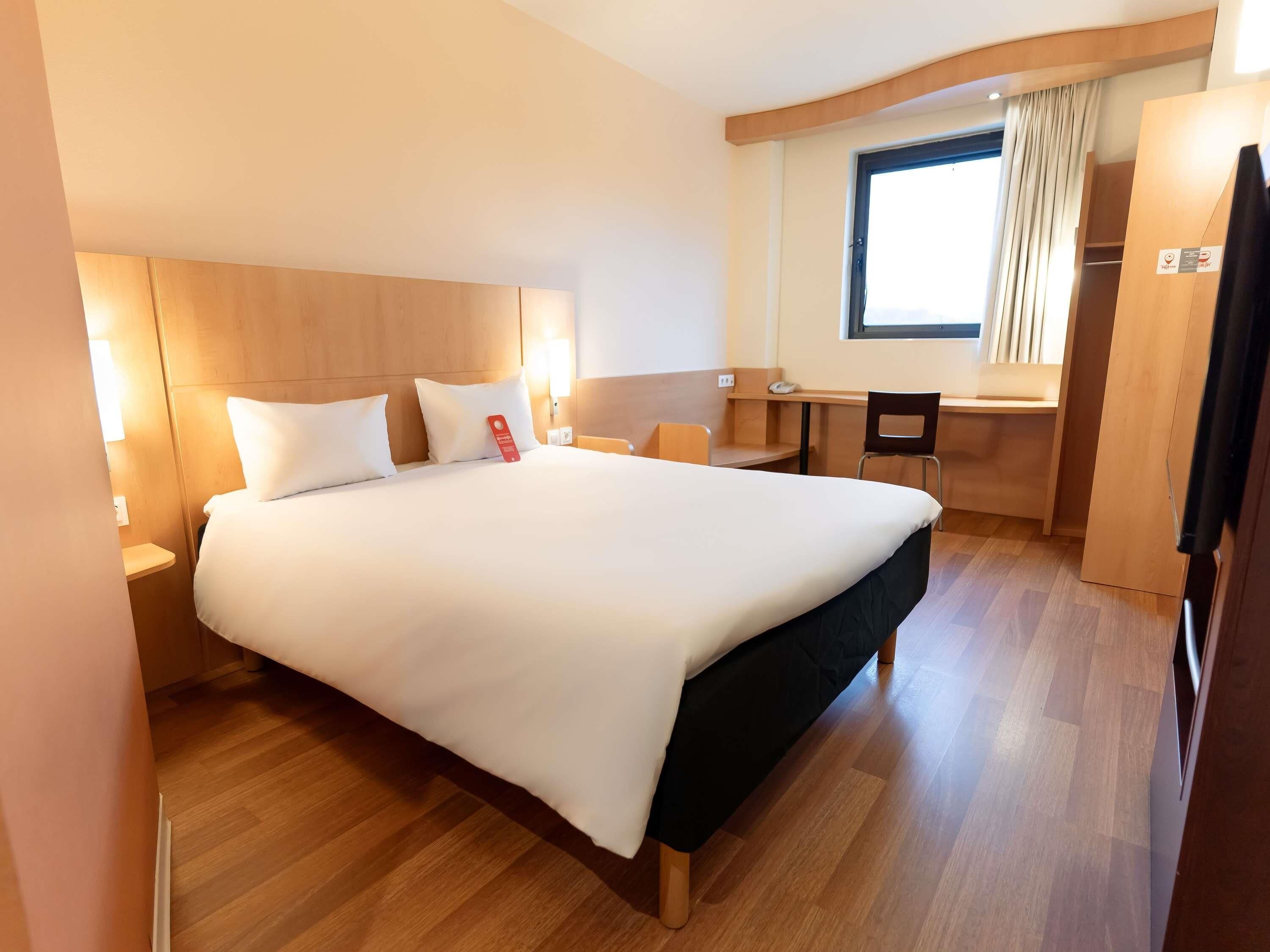 ستائر تعتيم وتجهيزات عازلة للصوت ومكواة/لوح كي