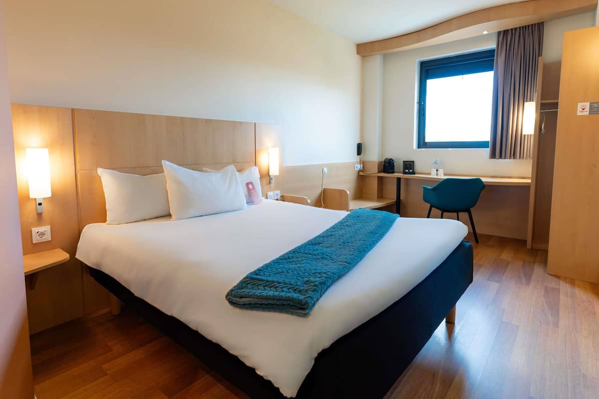 ستائر تعتيم وتجهيزات عازلة للصوت ومكواة/لوح كي