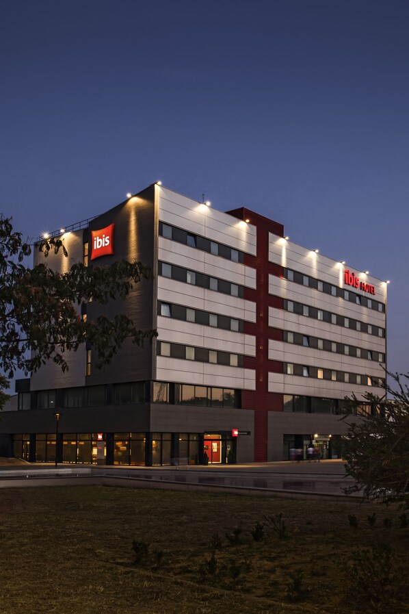 Front of property - evening/night - ibis Barcelona Ripollet (Ripollet)