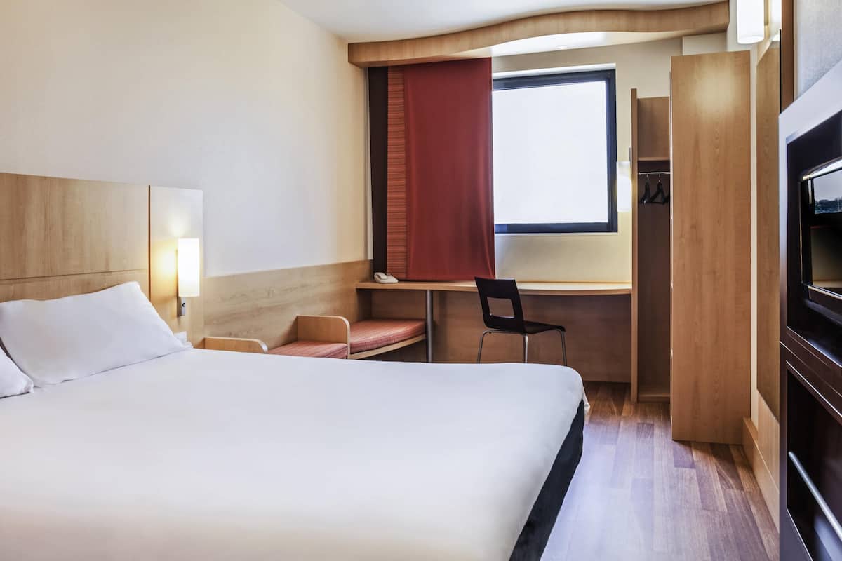 1 bedroom, blackout drapes, soundproofing, iron/ironing board