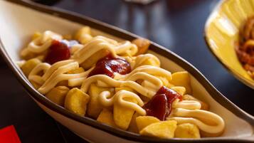 Ein Gericht mit Pommes und Soße in einer Schüssel.