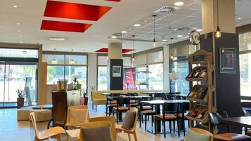 Se ofrece un desayuno bufé todos los días (10.20 EUR por persona)