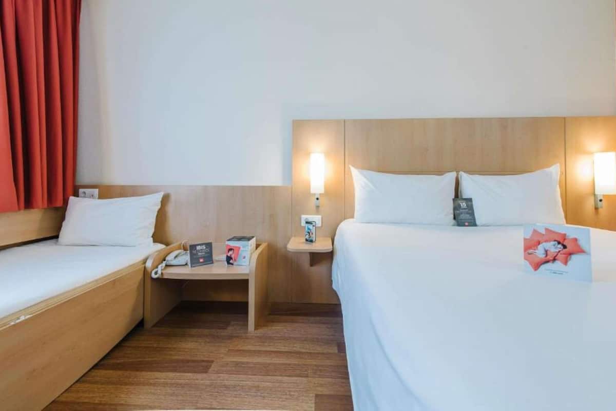 Family Room with 1 Double Bed and Extra Bed | 1 bedroom, blackout drapes, soundproofing, iron/ironing board