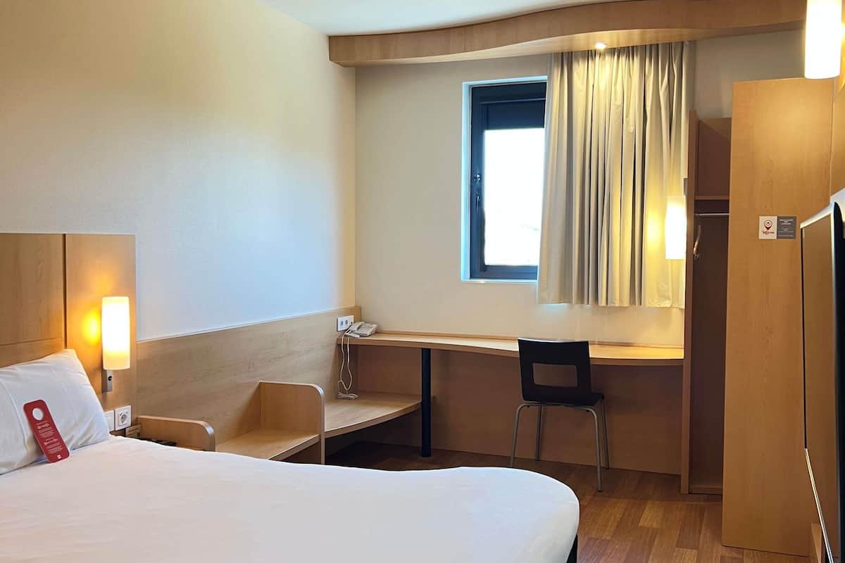 Dobbeltrom, 1 dobbeltseng | Blendingsgardiner, lydisolert og strykejern/-brett