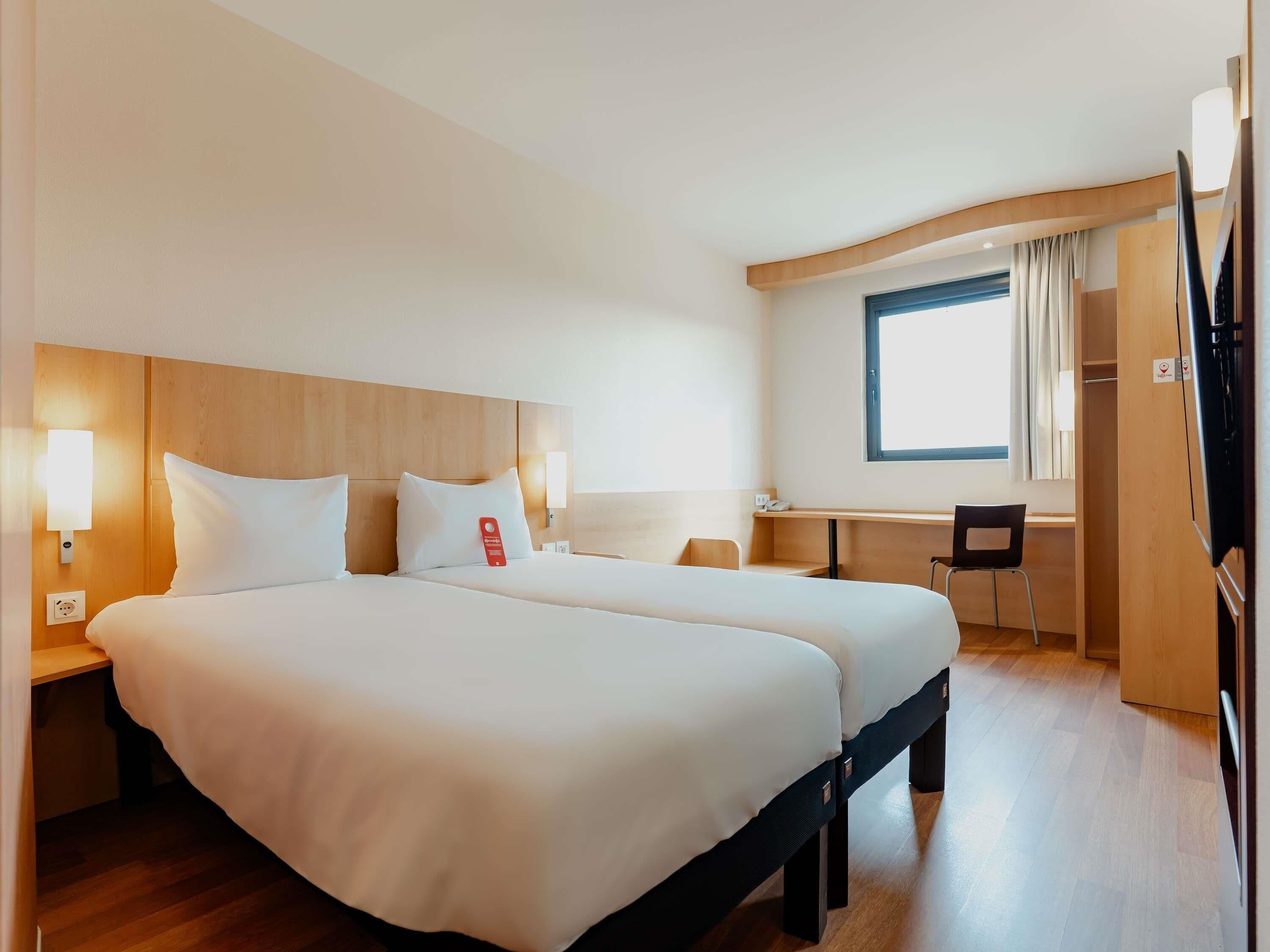 ستائر تعتيم وتجهيزات عازلة للصوت ومكواة/لوح كي