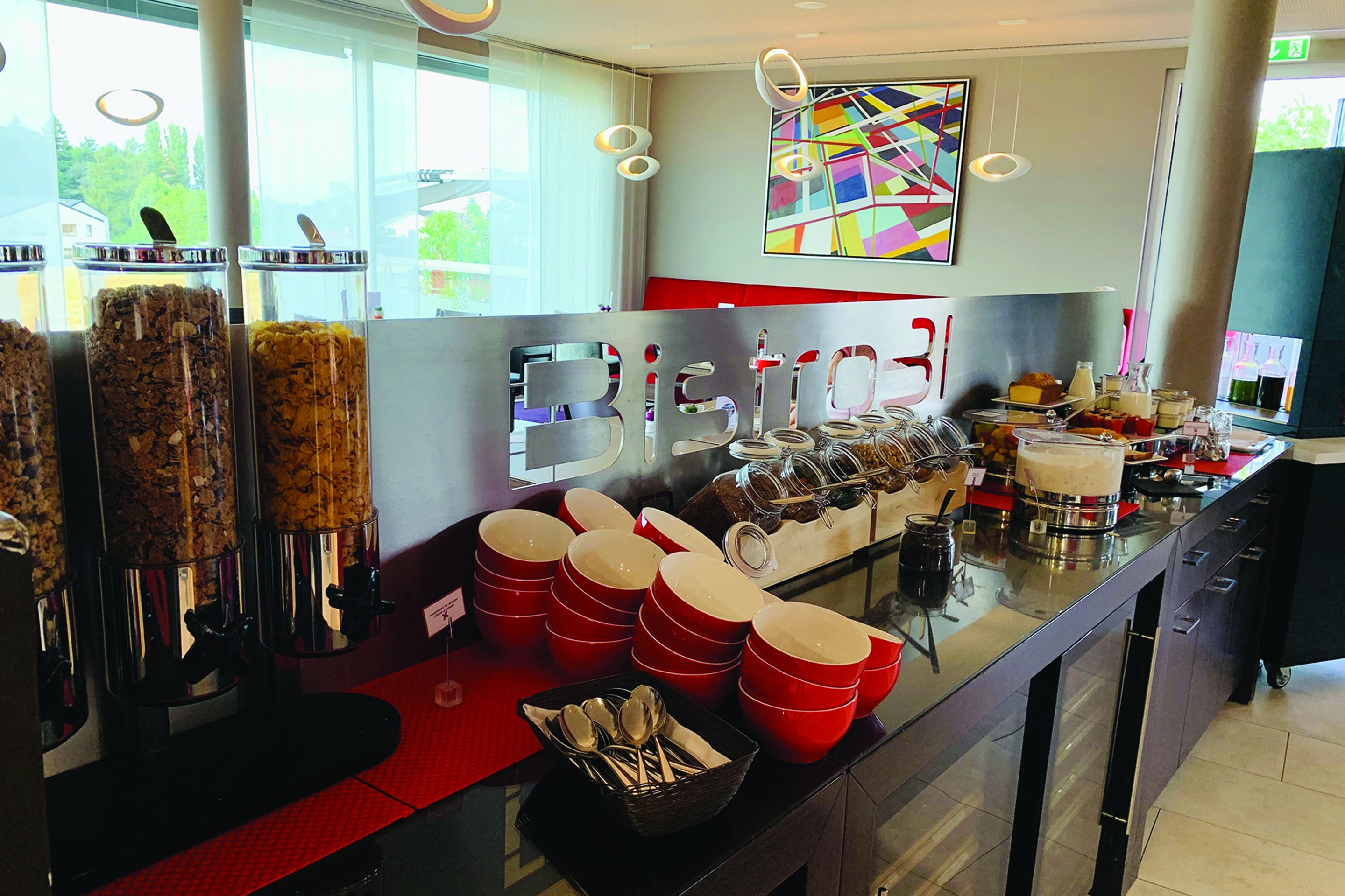 Un espace buffet doté de plusieurs points de service, proposant une variété de plats et d’ustensiles.