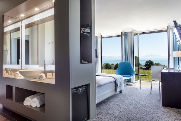 Superior Room | Bathroom | Free toiletries, hair dryer, towels