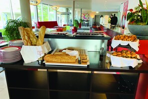 Frokostbuffé hver dag (mot et tillegg)