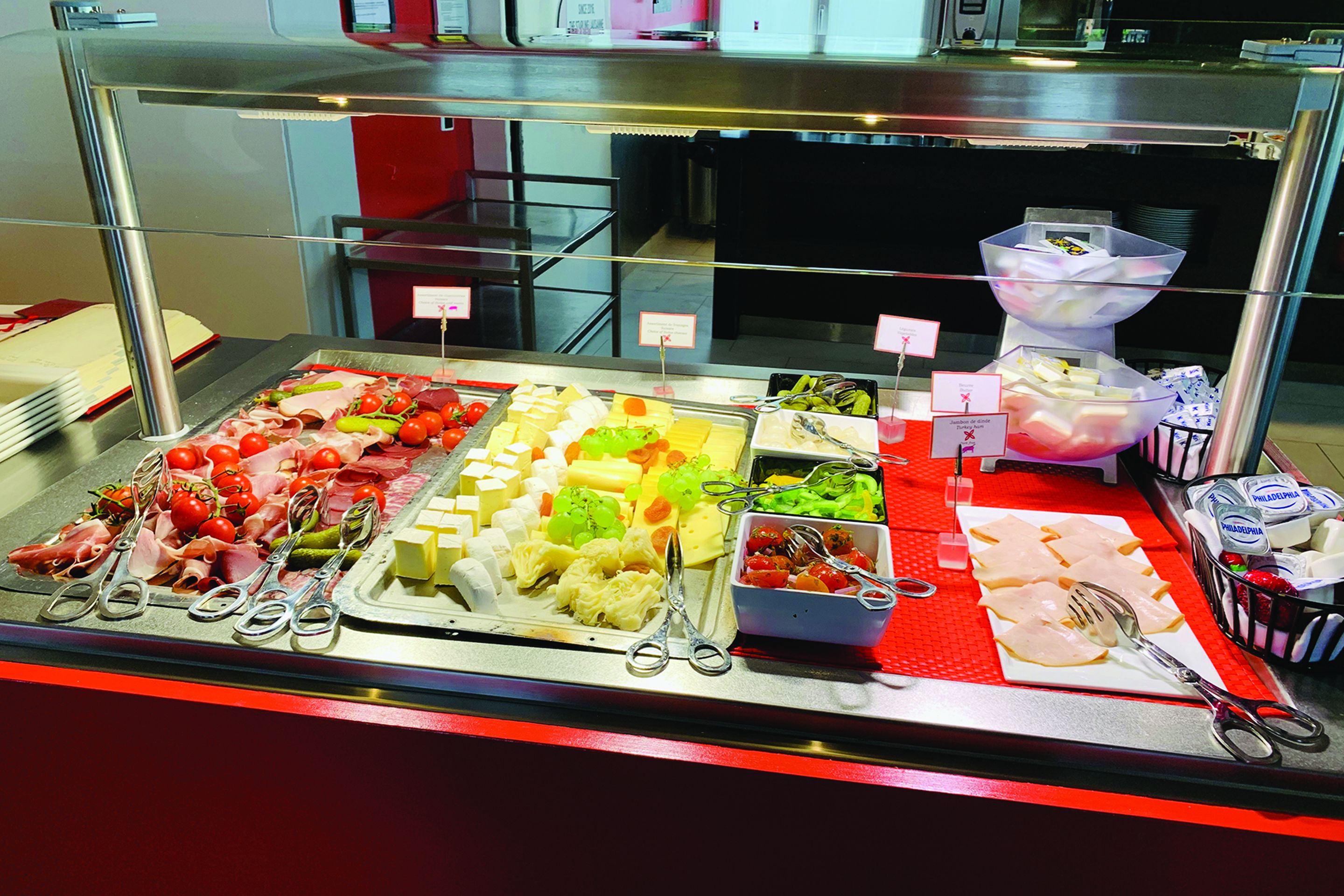 Een buffet met diverse gerechten en bestek.
