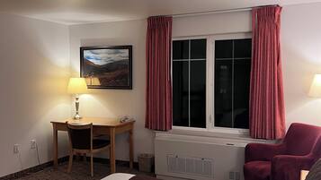 Svit Deluxe - 1 queensize-säng | Skrivbord, mörkläggningsgardiner, strykjärn/strykbräda och gratis wi-fi