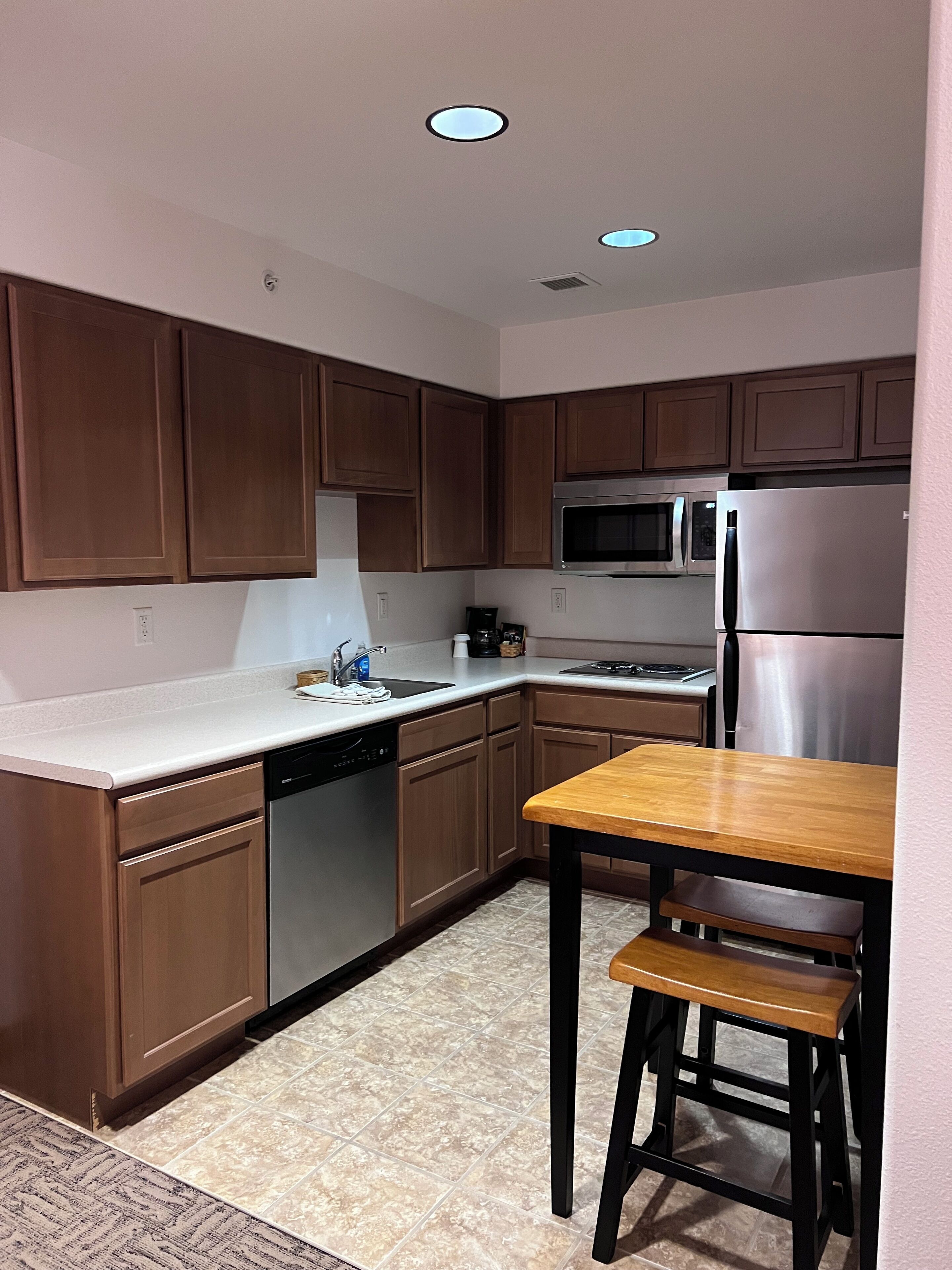 deluxe suite, 1 queen bed | desk, blackout curtains, iron/ironing board, free wifi