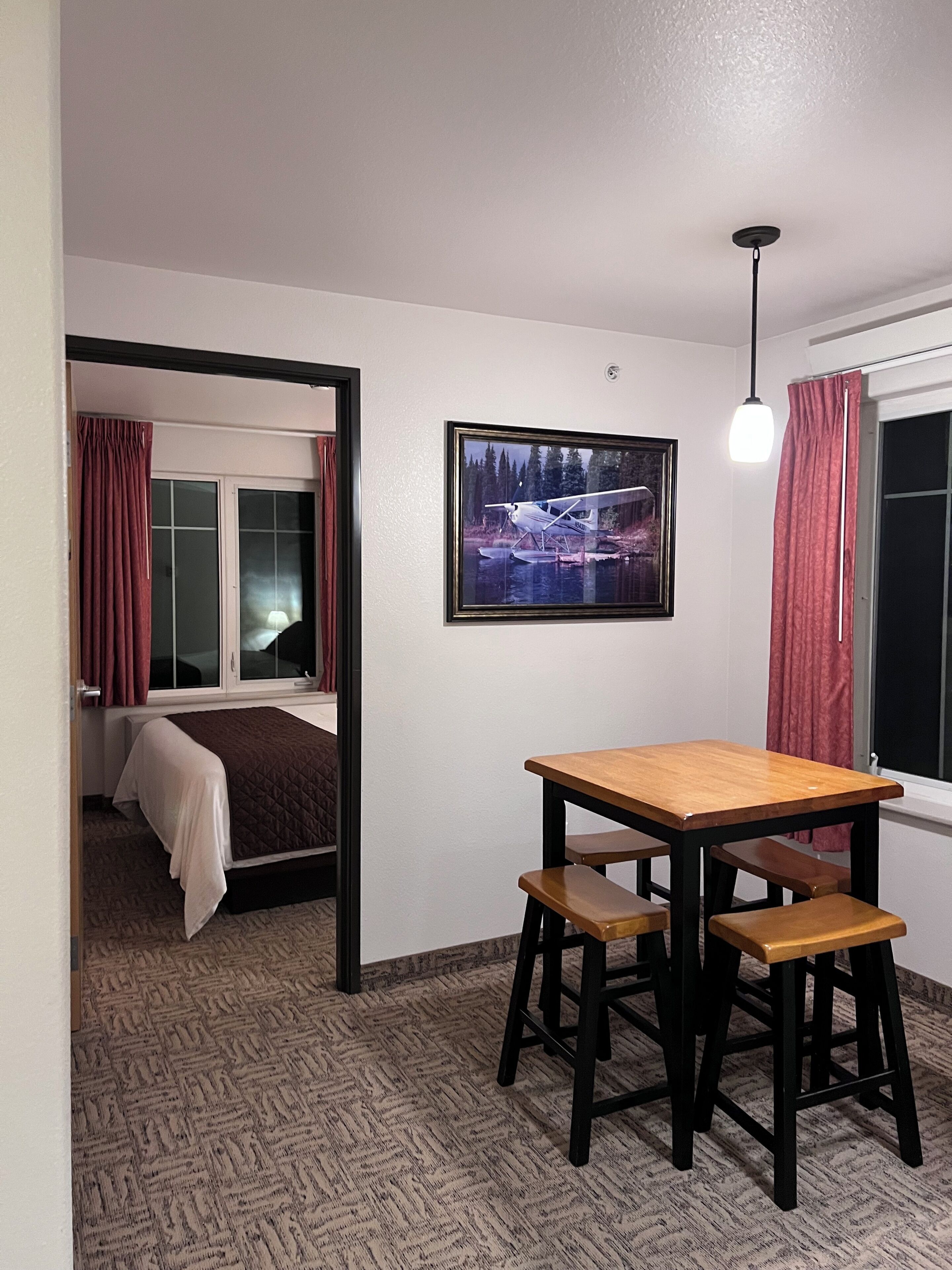 高级套房, 2 间卧室, 简易厨房 | 办公桌、遮光窗帘、熨斗/熨衣板、免费 WiFi