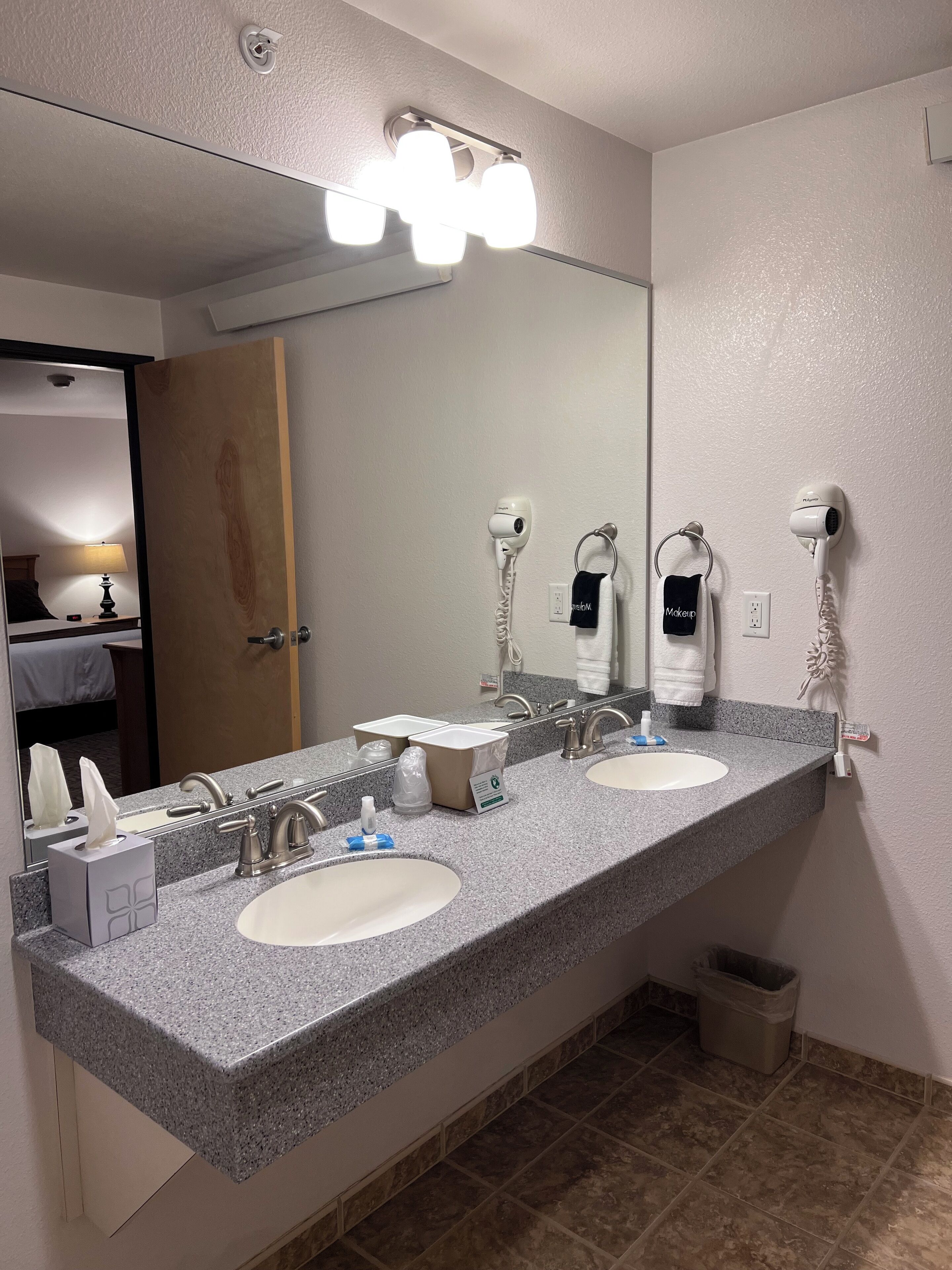 deluxe suite, 1 queen bed | desk, blackout curtains, iron/ironing board, free wifi