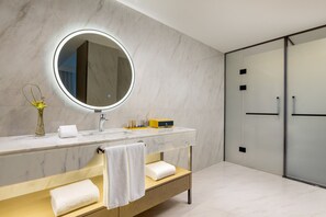 Minibar, caja de seguridad en la habitación, wifi gratis y ropa de cama 